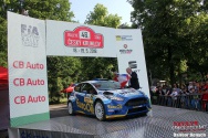 Rallye Český Krumlov: Václav Pech s Petrem Uhlem vyrážejí vstříc úvodním kilometrům soutěže